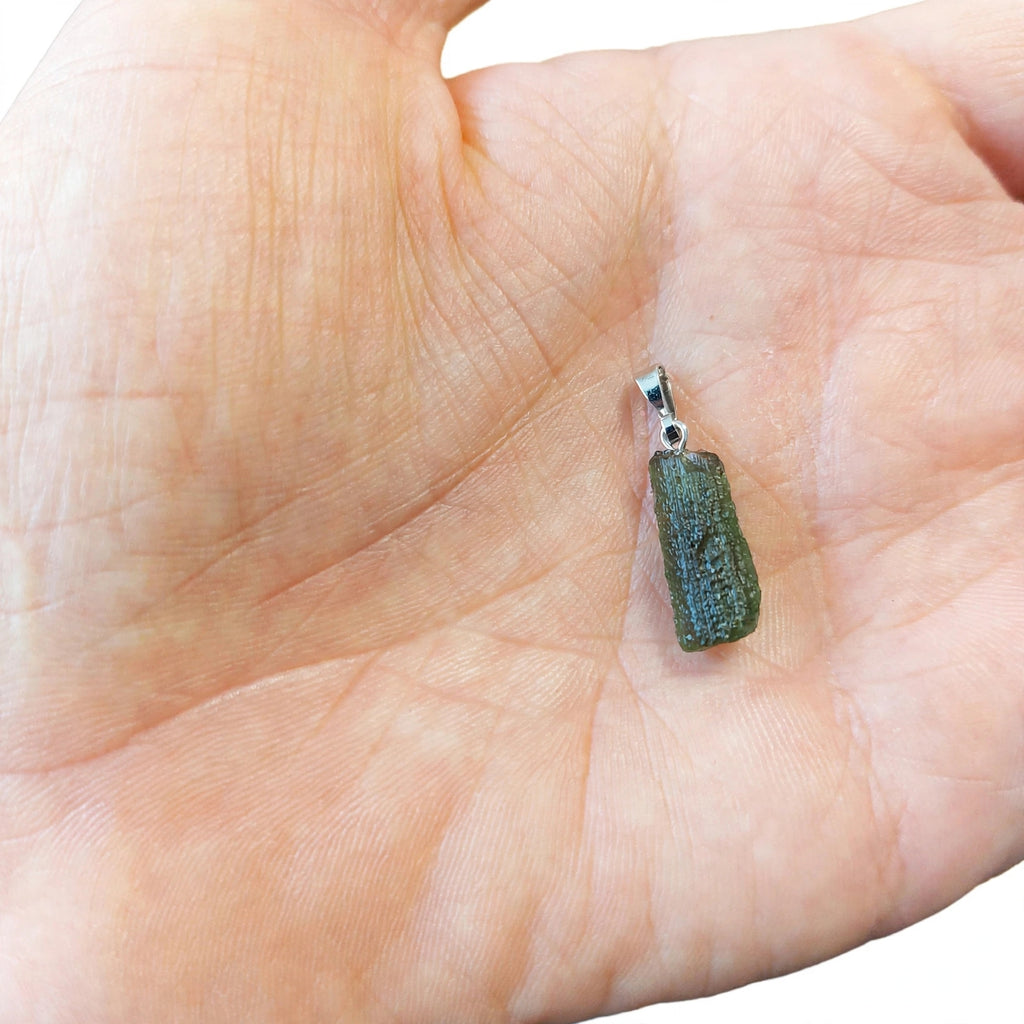 Echter Moldavit Anhänger mit 925 Sterling Silber Öse in Handfläche liegend