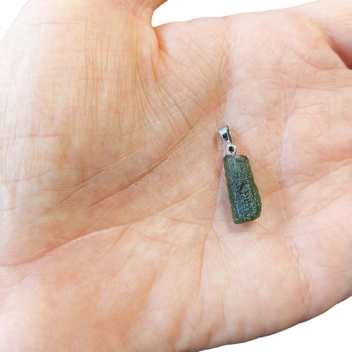 Echter Moldavit Anhänger mit 925 Sterling Silber Öse in Handfläche liegend