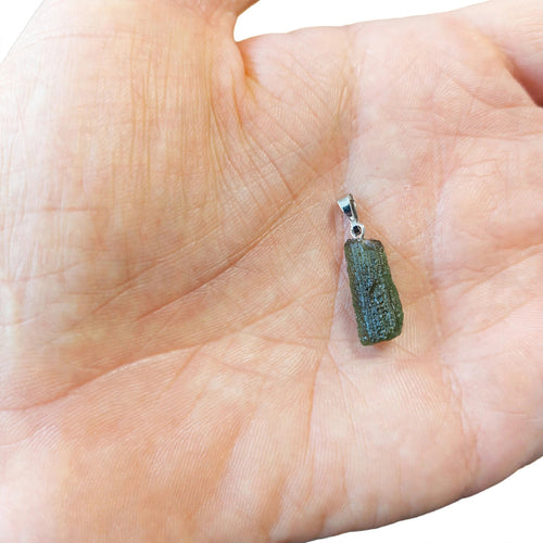 Echter Moldavit Anhänger mit 925 Sterling Silber Öse in Handfläche liegend