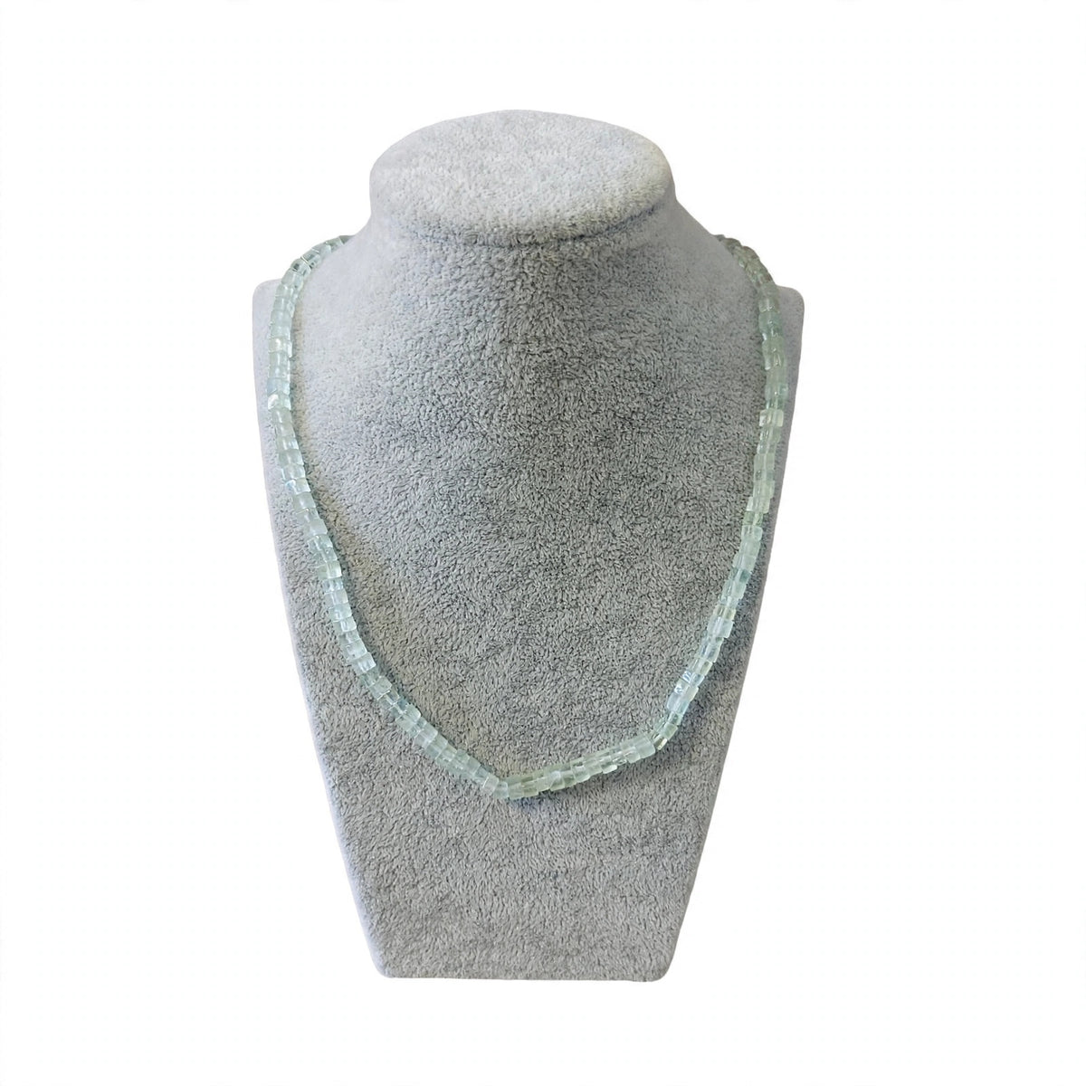 Hellgrüne Fluorit Kette Würfel 4mm blassgrün transparent 45cm auf Samt Büste - Edelsteinkette Damen mit 925 Silber Verschluss