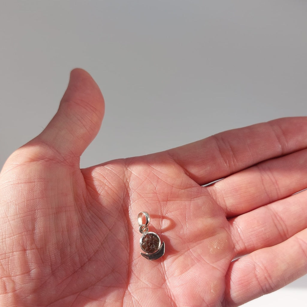 Moldavit Mond Anhänger auf Handfläche Größenvergleich 10mm